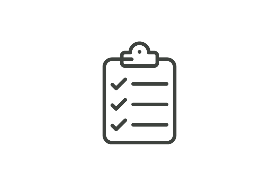 Ein Klemmbrett mit einer Checkliste und drei Häkchen.